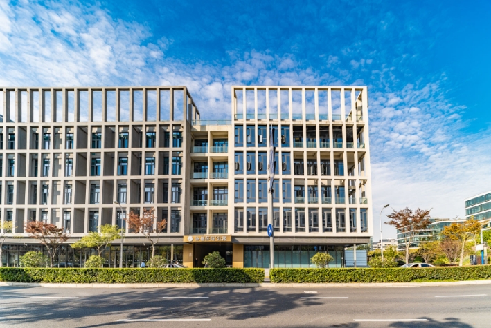 上海豐隆虹橋中心獨(dú)棟辦公空間，全景視野，營造非凡工作氛圍